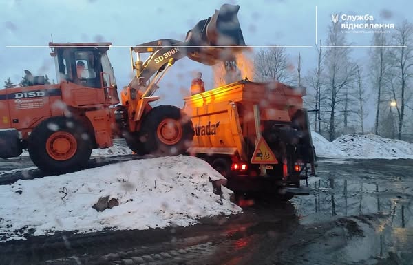 Для недопущення утворення зимової слизькості на основних маршрутах державних доріг області вранці працювало 25 спецмеханізмів та 37 дорожників