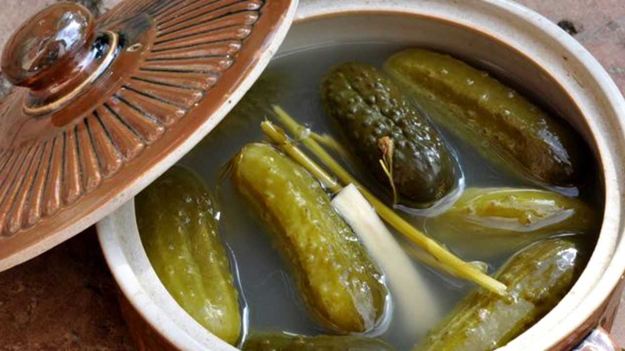 Господині поділилися незвичайними способами використання огіркового розсолу