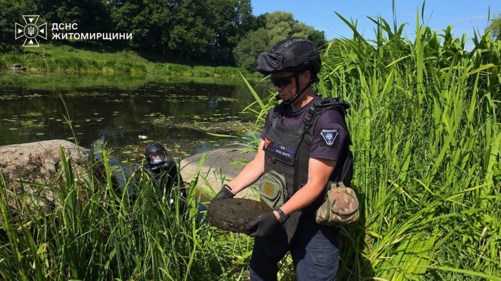 ДСНС: Сапери знешкодили протитанкову міну з річки Случ на Житомирщині