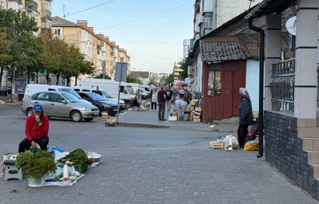 Стихійний ринок на Хлібній: хто прибирає, скільки штрафів цього року