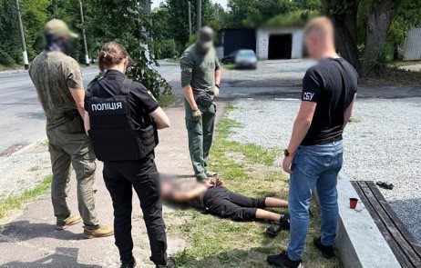 Торговець зброєю з авто фонду: гранати, набої, скиди БпЛА з Житомира.