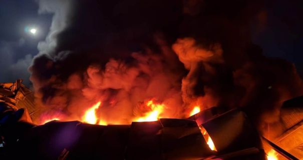 Житомир: Дах цеху обвалився під натиском масштабної пожежі на підприємстві