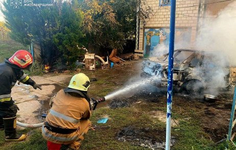 На Житомирщині легковик згорів біля будинку, рятувальники не дали вогню перейти на житло.
