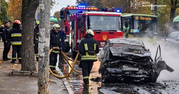 Житомир: Легковик влетів у тролейбус, сталася пожежа, є жертви.