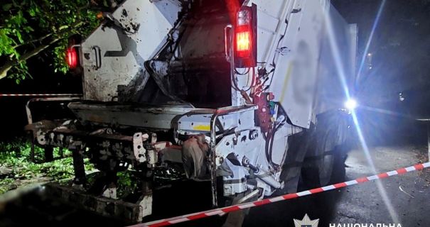 Житомир: Смертельна ДТП зі сміттєвозом – 23-річна дівчина загинула на подвір'ї.