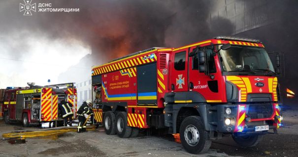 Житомирщина під ударом: росіяни атакували підприємство, є постраждалі.