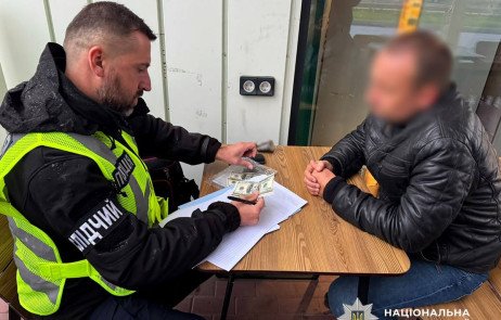Житомир: "Чорні схеми" зняття з розшуку за $2500 обернулися загрозою 10 років тюрми