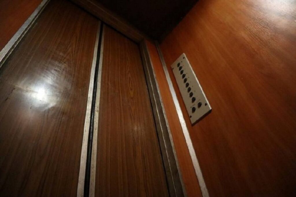 Житомир: світло зникає поза графіком, мешканці бояться застрягти в ліфтах