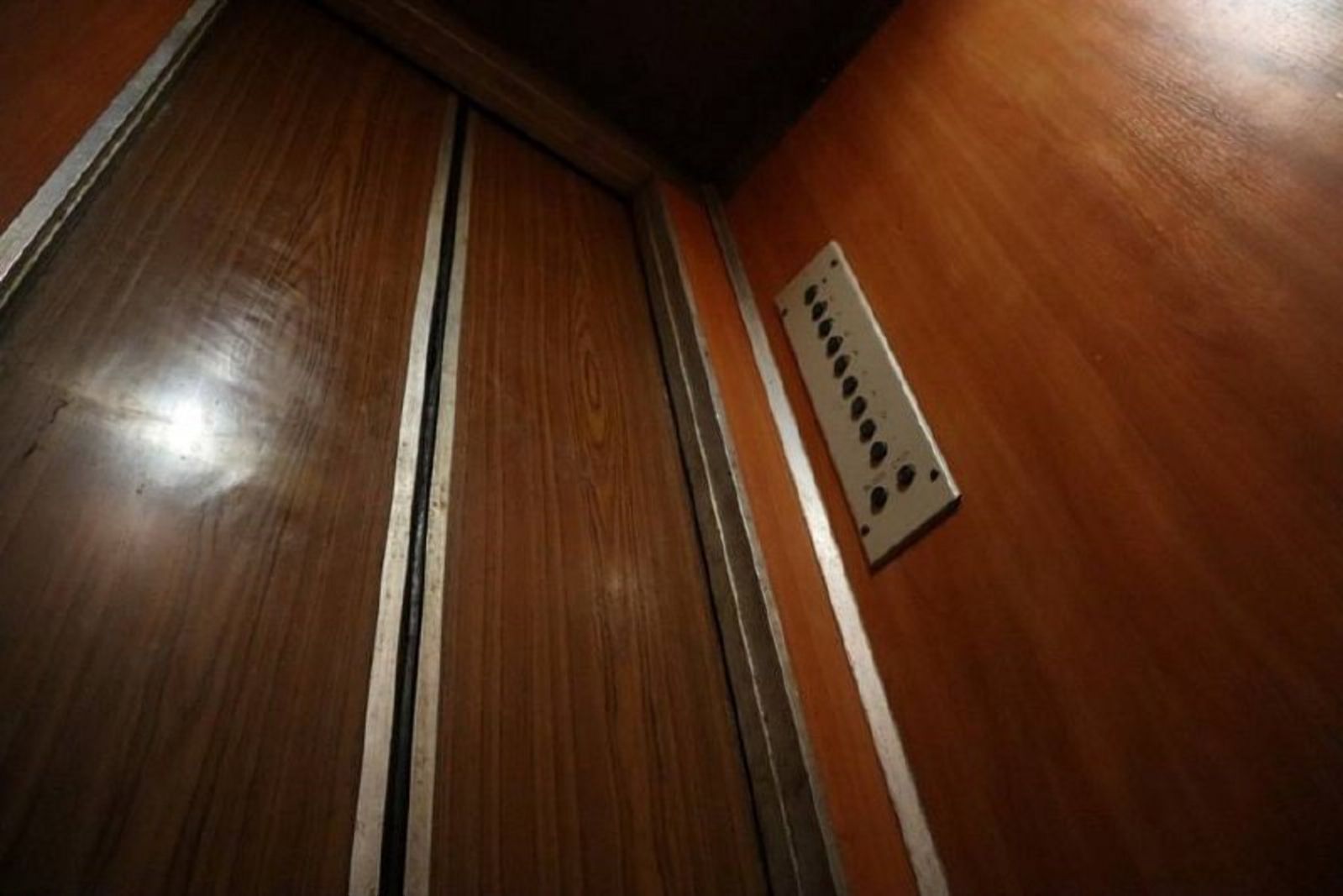 Житомир: світло зникає поза графіком, мешканці бояться застрягти в ліфтах